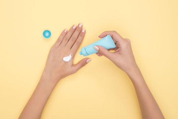 Dexpanthenol mi Hyalüronik Asit mi? Nem ve Bariyer Onarımında Hangisi Daha Etkili?