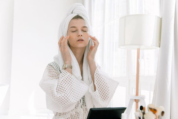 Sebum Fazlalığı Neden Olur? Aşırı Yağlanmanın 7 Nedeni