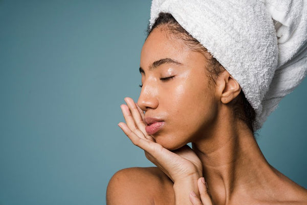 Sebum Dengesizliği Belirtileri: Cildiniz Size Ne Söylüyor?