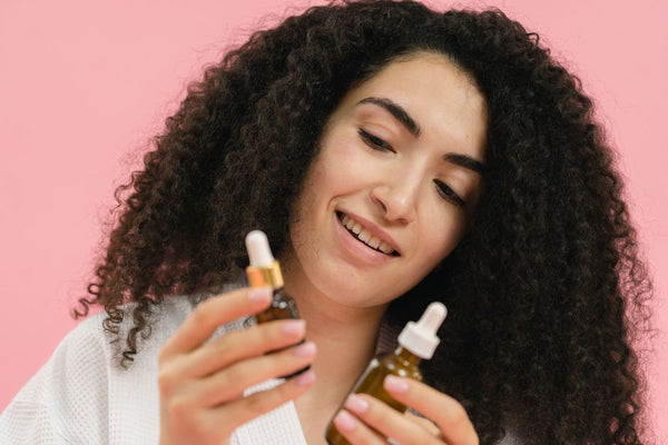 Hormonal Sebum Artışı: Adet Döngüsü ve Stres Cildi Nasıl Etkiler?